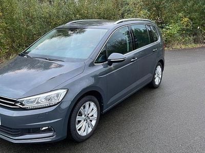 Grau Gebraucht 2023 VW Touran Highline Van / Kleinbus | 28.990 € (Guter Preis)