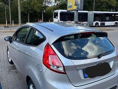 Gebraucht Ford Fiesta Celebration 80 PS (58 kW) 2016 Silber Kleinwagen