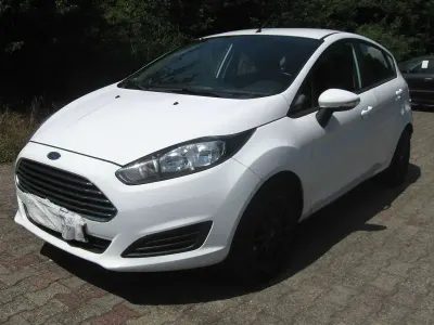 Gebraucht Ford Fiesta Ambiente 60 PS (44 kW) 2015 Weiß Kleinwagen