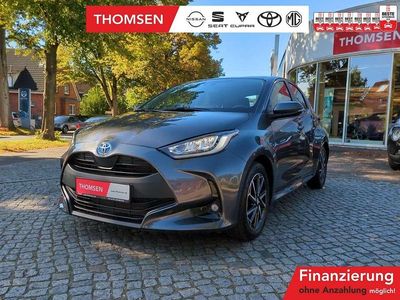 Grau Gebraucht 2023 Toyota Yaris Hybrid Team Limousine | 19.985 € (Fairer Preis)
