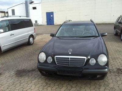 Second-hand Mercedes E200 Classic 163 CP (119 kW) 2002 Negru Break