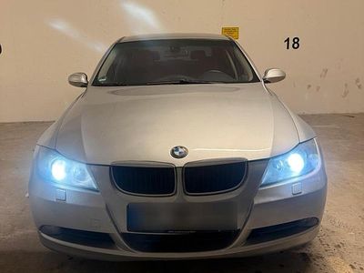Grau Gebraucht 2005 BMW 320 Limousine | 3.900 €