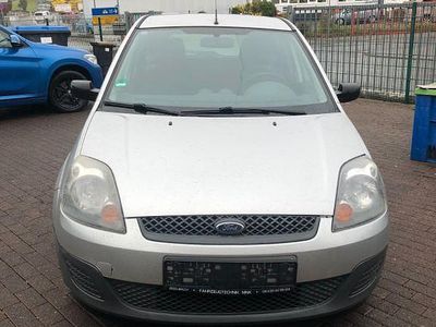 Gebraucht Ford Fiesta Ambiente 60 PS (44 kW) 2007 Silber Kleinwagen