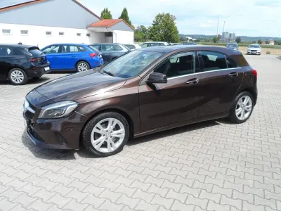 Gebraucht Mercedes A180 Urban 122 PS (89 kW) 2017 Braun Kleinwagen