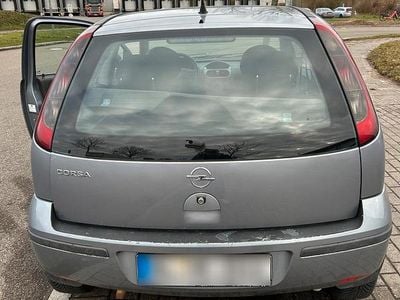 Używany Opel Corsa 75 KM (55 kW) 2004 Srebrny Hatchback