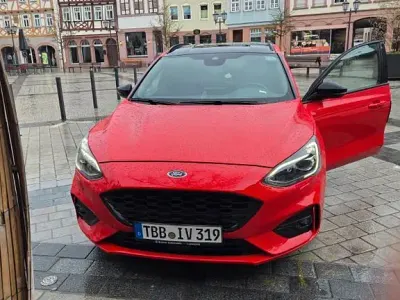 Używany Ford Focus ST-Line 182 KM (133 kW) 2019 Czerwony Sedan/Limuzyna