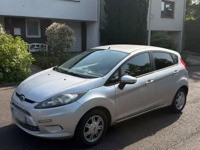 Gebraucht Ford Fiesta Ghia 82 PS (60 kW) 2009 Silber Limousine