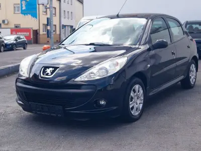 Gebraucht Peugeot 206 Basis 60 PS (44 kW) 2010 Schwarz Limousine
