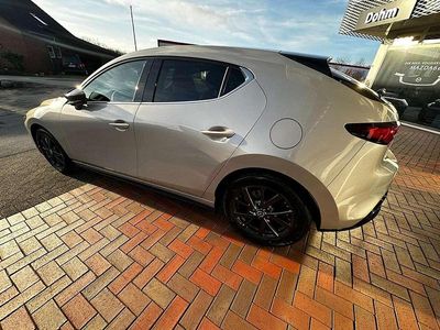 Neu Mazda 3 Homura-Line 140 PS (102 kW) 2025 Platinum quartz m Limousine
