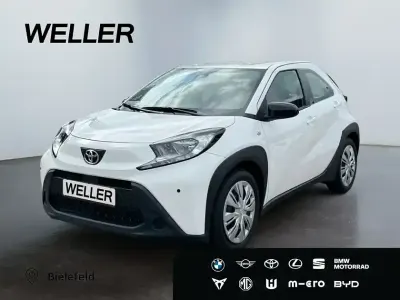 Gebraucht Toyota Aygo Play 72 PS (52 kW) 2023 Super (pure) white ii (weiss) Kleinwagen