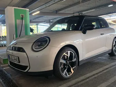Gebraucht Mini Cooper SE Classic 160 kW (218 PS) 2024 Weiß Kleinwagen