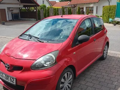 Używany Toyota Aygo 68 KM (50 kW) 2009 Czerwony Hatchback