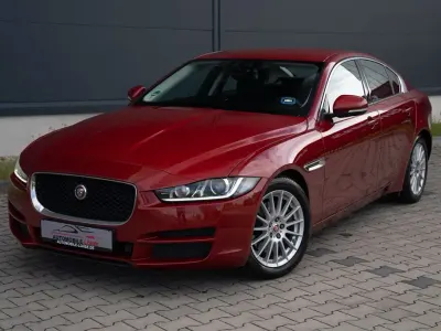 Gebraucht Jaguar XE 179 PS (131 kW) 2018 Rot Limousine