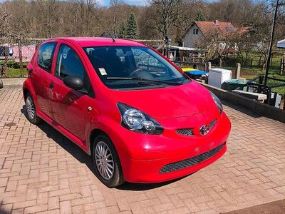 Gebraucht Toyota Aygo 67 PS (49 kW) 2006 Rot Kleinwagen