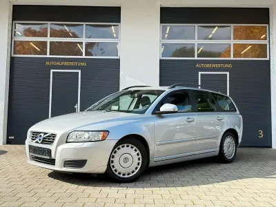 Gebraucht Volvo V50 Drive Kinetic 109 PS (80 kW) 2010 Silber Kombi