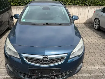 Gebraucht Opel Astra 140 PS (102 kW) 2011 Blau Kombi