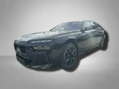 Gebraucht BMW 740 M Sport 299 PS (219 kW) 2025 Saphirschwarz metallic (metallic) Limousine