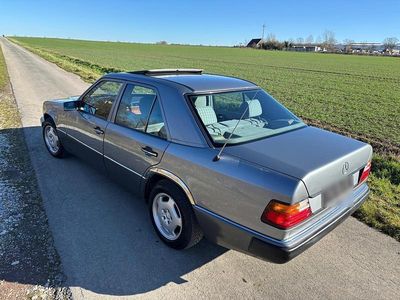 Second-hand Mercedes E230 132 CP (97 kW) 1992 Gri Berlinǎ
