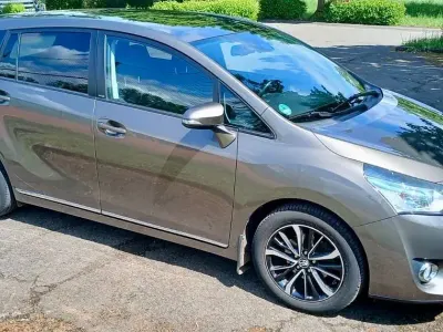 Gebraucht Toyota Verso Executive 147 PS (108 kW) 2017 Grau Van / Kleinbus