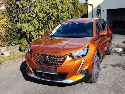 Gebraucht Peugeot e-2008 Active 100 kW (136 PS) 2022 Orange SUV