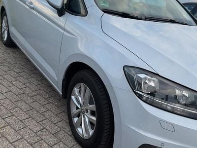 Grau Gebraucht 2019 VW Touran Van / Kleinbus | 16.900 € (Guter Preis)