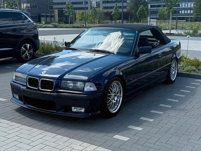 Blau Gebraucht 1995 BMW 318 Cabriolet M Sport Cabrio | 4.500 €