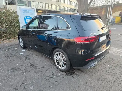 Gebraucht Mercedes B180 116 PS (85 kW) 2019 Schwarz Kleinwagen
