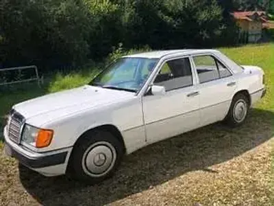 Gebraucht Mercedes 200 75 PS (55 kW) 1991 Weiß Limousine