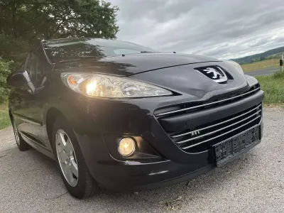 Gebraucht Peugeot 207 Style 95 PS (69 kW) 2011 Schwarz Kleinwagen