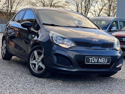Grau Gebraucht 2013 Kia Rio Attract Limousine | 6.999 € (Etwas zu teuer)
