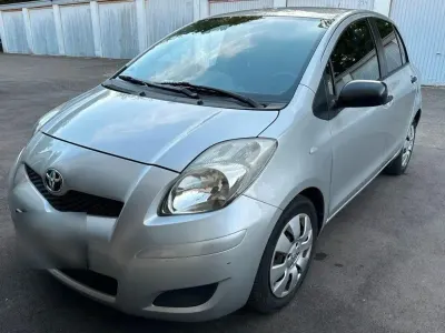 Gebraucht Toyota Yaris Cool 101 PS (74 kW) 2009 Silber Kleinwagen