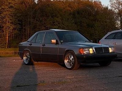 Używany Mercedes 190 109 KM (80 kW) 1990 Szary Sedan/Limuzyna