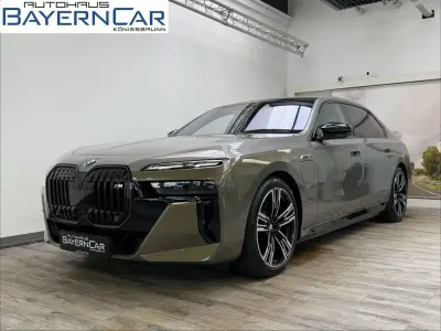Gebraucht BMW M760e Executive 571 PS (419 kW) 2025 (0490) sonderlackierung messing Limousine