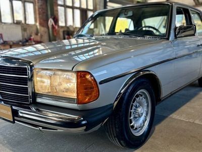 Gebraucht Mercedes 280 156 PS (114 kW) 1977 Silber Limousine