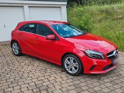 Gebraucht Mercedes A180 Urban 109 PS (80 kW) 2016 Rot Limousine