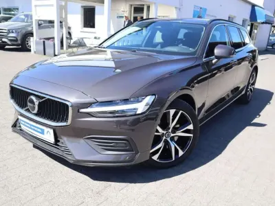 Gebraucht Volvo V60 Core 197 PS (144 kW) 2023 Platinum grey Kombi