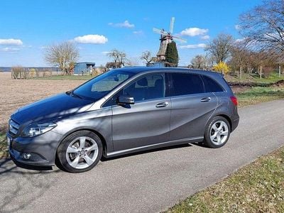 Usata Mercedes B180 122 CV (89 kW) 2011 Grigio Monovolume