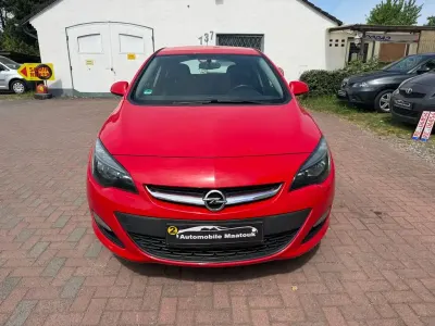 Używany Opel Astra Active 120 KM (88 kW) 2013 Czerwony Sedan/Limuzyna