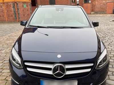 Usata Mercedes B250 Urban 211 CV (155 kW) 2016 Blu Monovolume