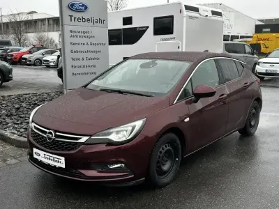 Używany Opel Astra Innovation 125 KM (91 kW) 2018 Czerwony Sedan/Limuzyna