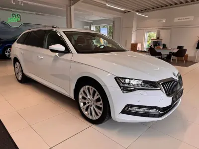 Gebraucht Skoda Superb Style 150 PS (110 kW) 2024 Moonweiss perleffekt Kombi