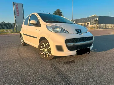 Gebraucht Peugeot 107 68 PS (50 kW) 2012 Weiß Kleinwagen