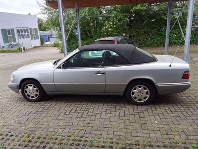 Gebraucht Mercedes E220 150 PS (110 kW) 1995 Silber Cabrio
