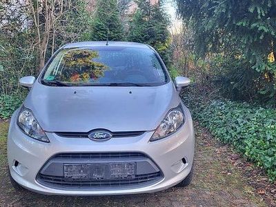 Silber Gebraucht 2011 Ford Fiesta Trend Limousine | 3.300 € (Fairer Preis)