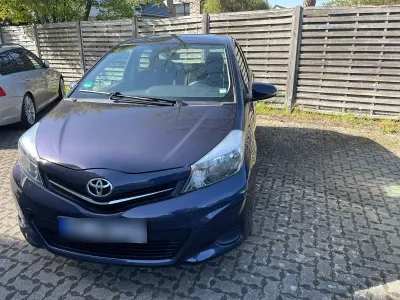 Gebraucht Toyota Yaris 69 PS (50 kW) 2014 Violett Kleinwagen