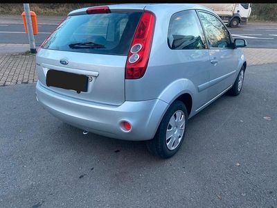 Weiß Gebraucht 2007 Ford Fiesta Kleinwagen | 2.299 € (Fairer Preis)
