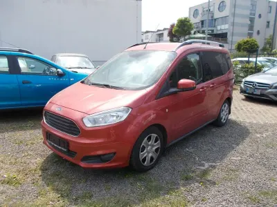 Gebraucht Ford Tourneo Courier Titanium 101 PS (74 kW) 2017 Rot Van / Kleinbus