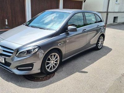 Grau Gebraucht 2015 Mercedes B220 Van / Kleinbus | 12.300 € (Fairer Preis)