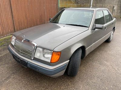 Grau Gebraucht 1992 Mercedes E260 Limousine | 3.990 €