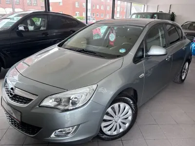 Gebraucht Opel Astra Design Edition 101 PS (74 kW) 2011 Silber Limousine
